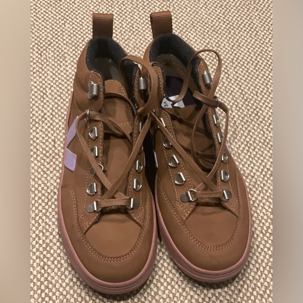 VEJA Gender Inclusive Roraima High Top Sneaker NWOT - Picture 3 of 14